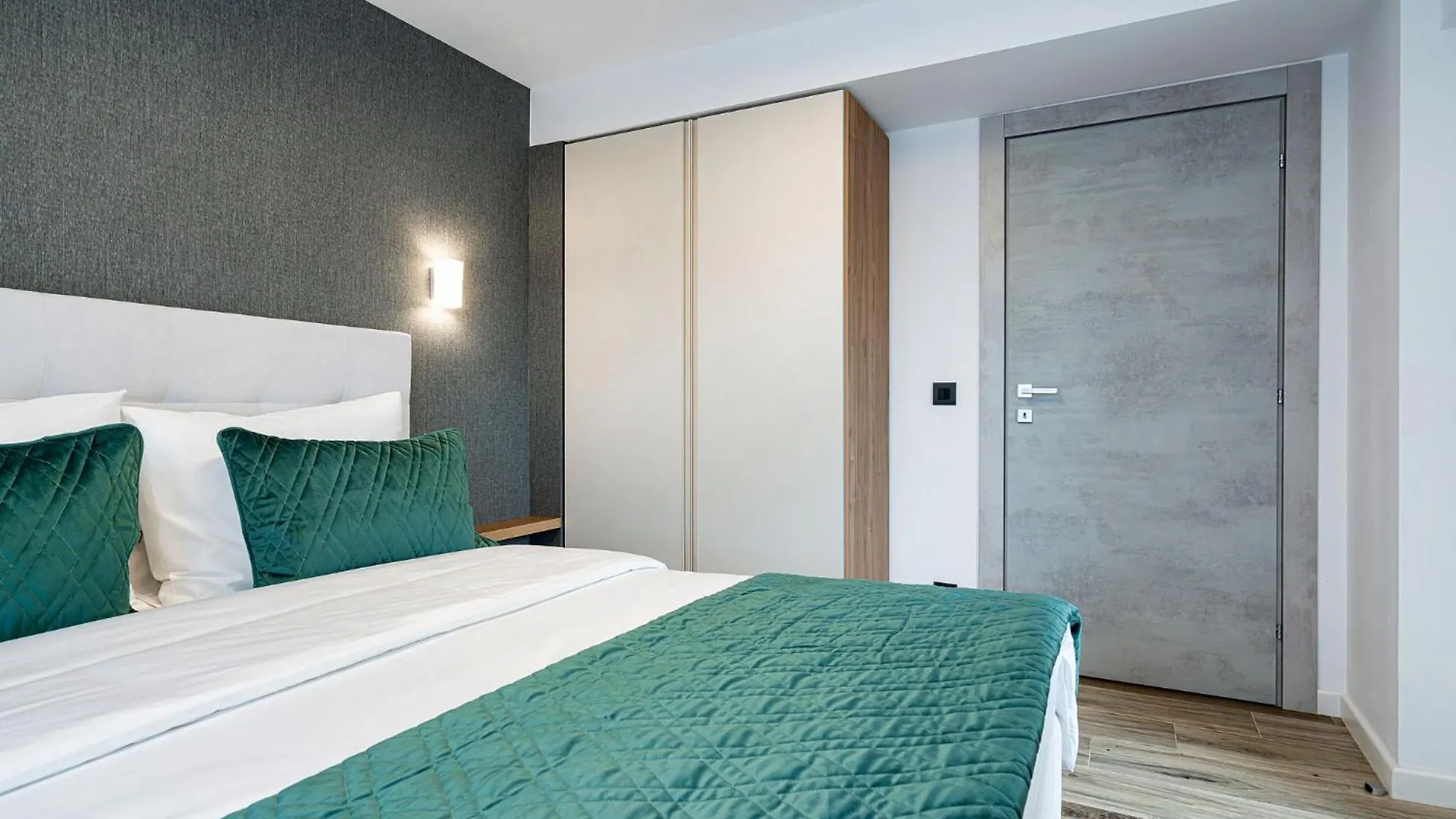 Pointresidence Bucureşti 0*,  România